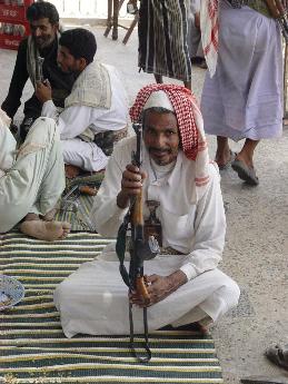 yemen.2007/man.with.kalasjnikov.small.jpg